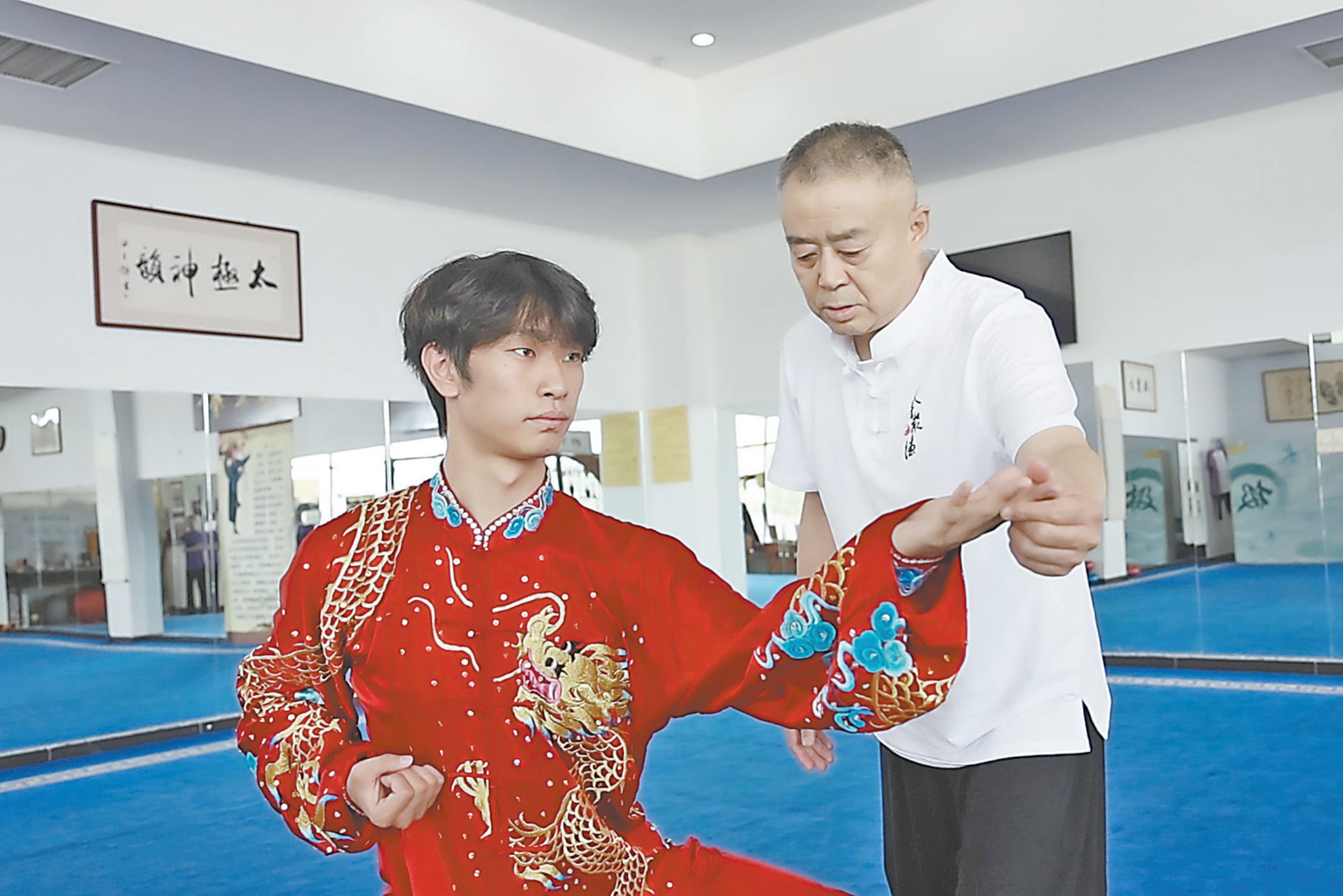 在指导冯君, 的支持